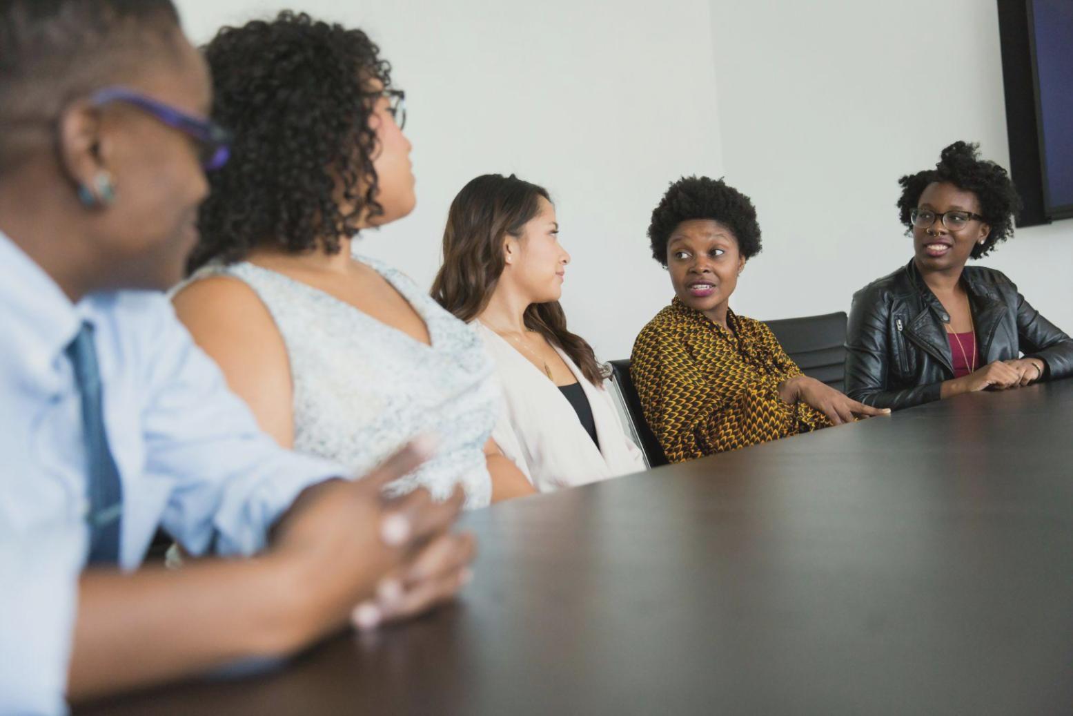 Bureau de consultation financière avec espace de travail moderne
